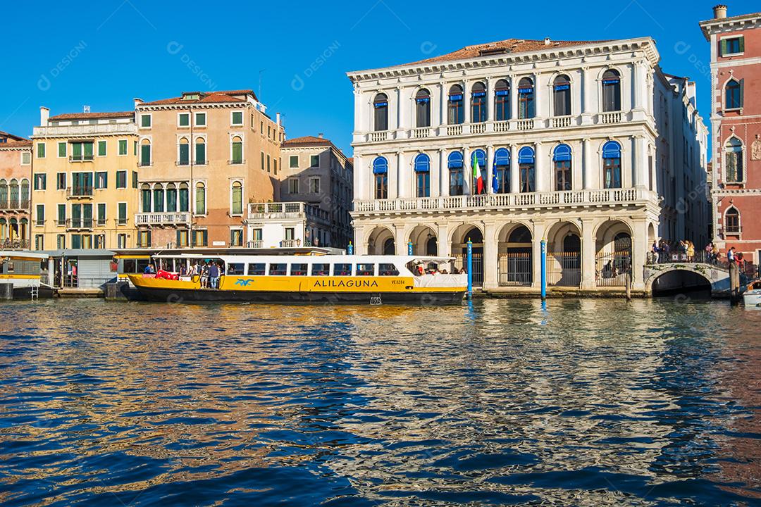 Bela paisagem urbana de Veneza com Vaporetto passando no Grande Canal.