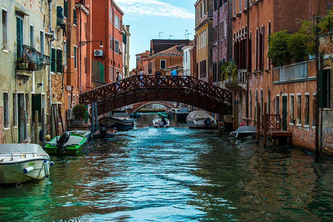 Vista de turistas na ponte sobre os canais de Veneza na Itália