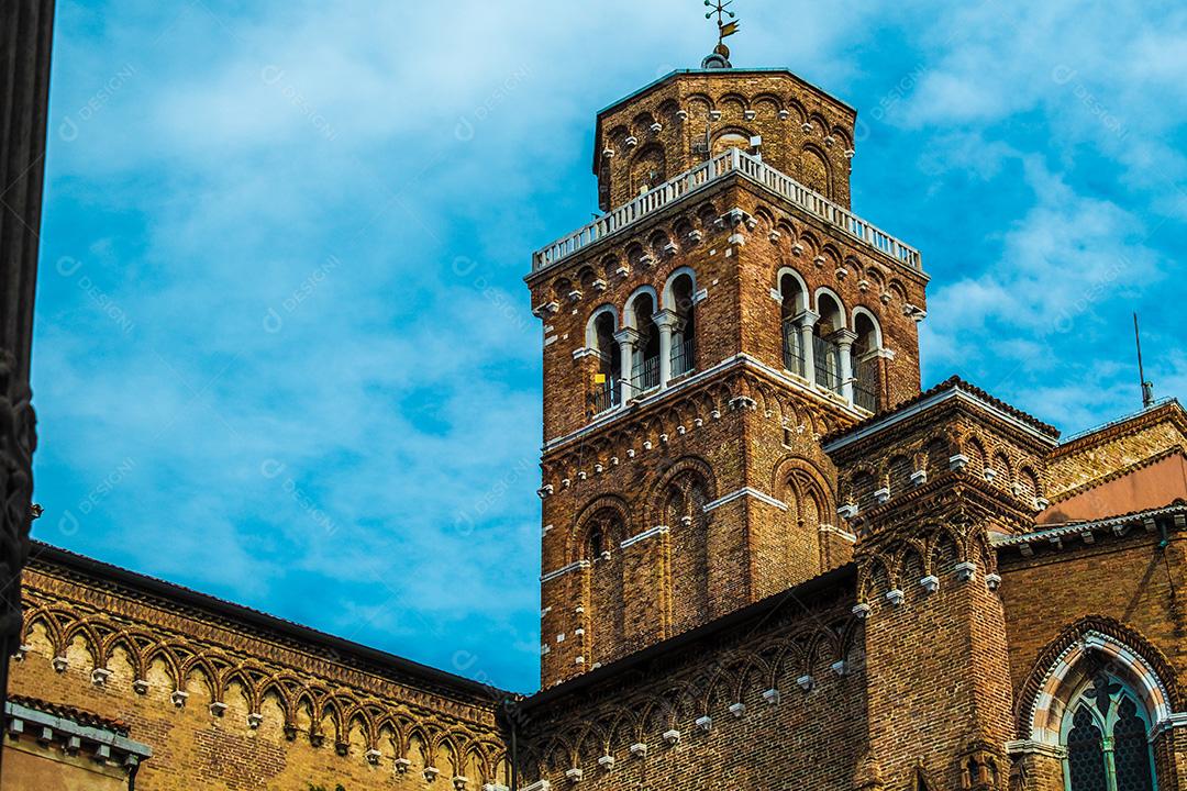 Vista do sino da igreja entre edifícios em Veneza, Itália.