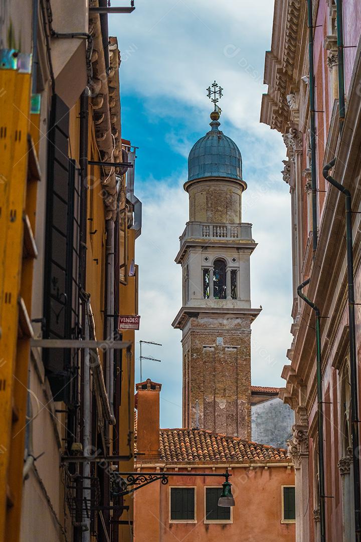 Vista do sino da igreja entre edifícios em Veneza, Itália.