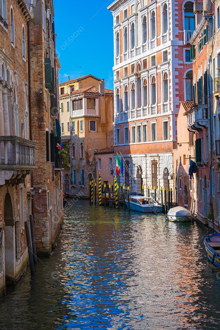 Vista panorâmica dos canais vazios de Veneza durante o dia.