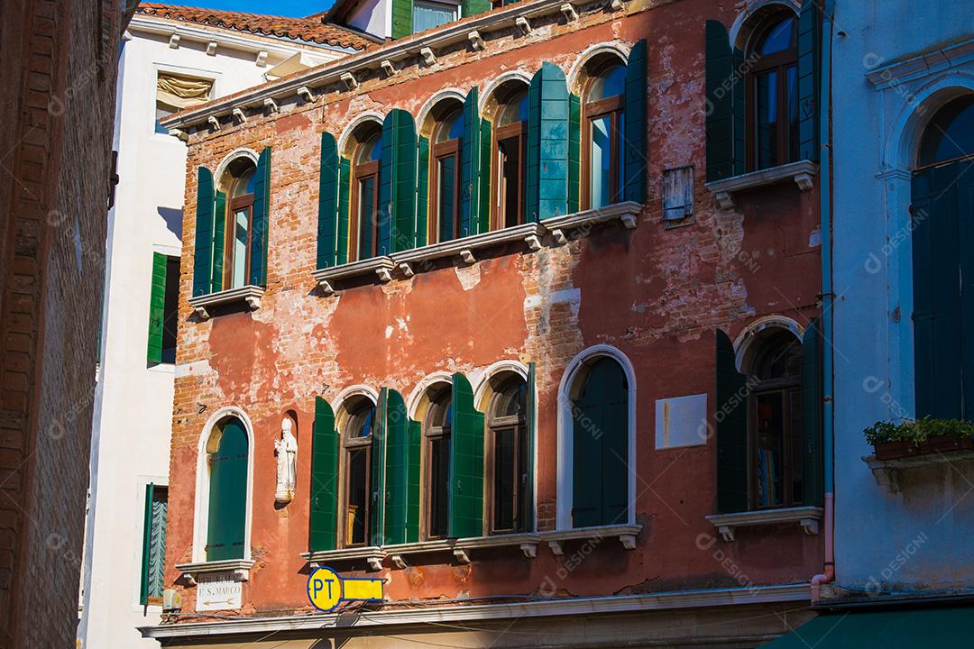 Vista das janelas do apartamento nas ruas do centro de Veneza.
