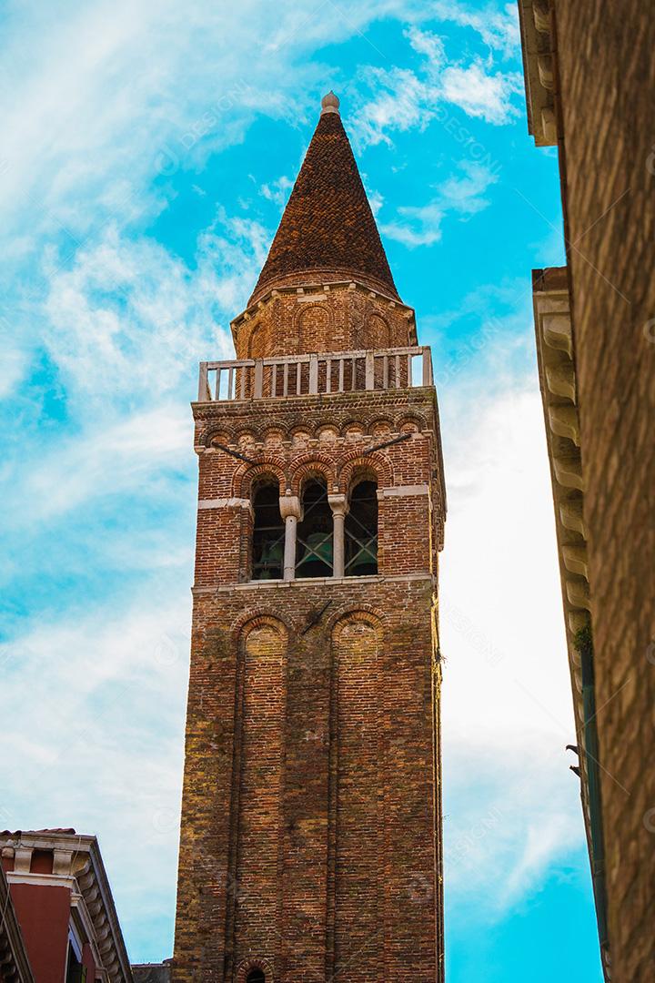 Vista do sino da igreja entre edifícios em Veneza, Itália.