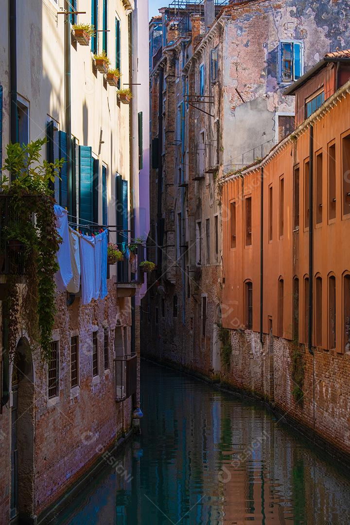 Roupas secando nas janelas dos canais estreitos de Veneza, Itália.