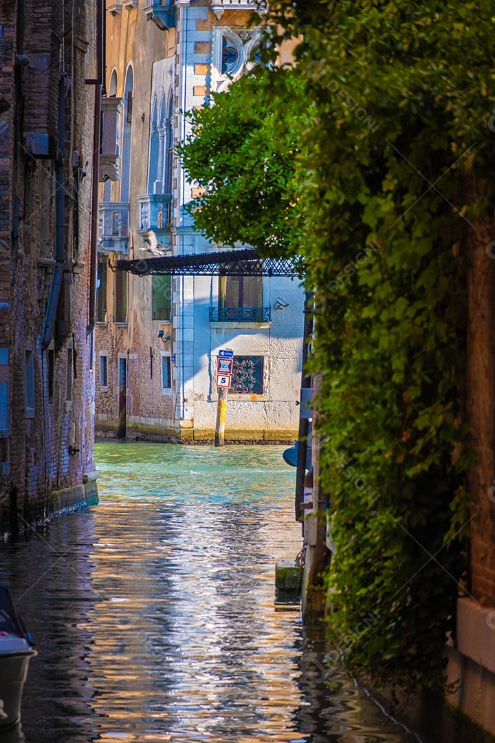 Vista panorâmica dos canais vazios de Veneza durante o dia