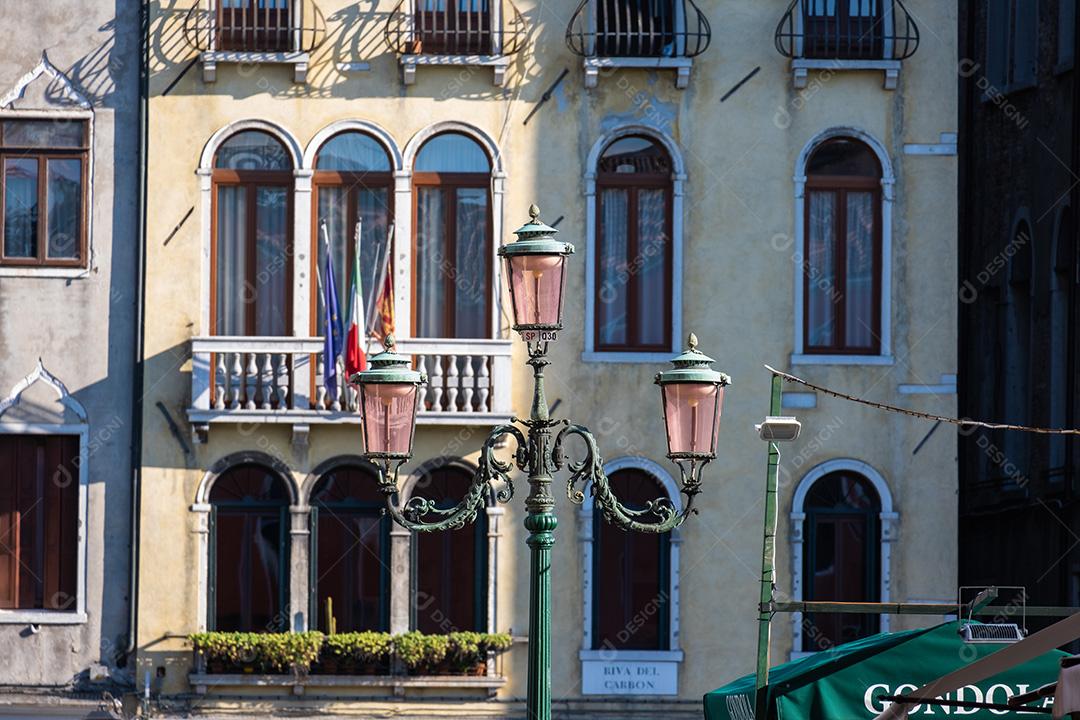 Poste de luz típico de Veneza com prédio antigo no fundo