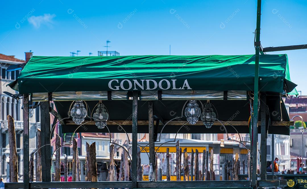 Vista da tenda de gôndola escrita Gôndola nos canais de Veneza, Itália.