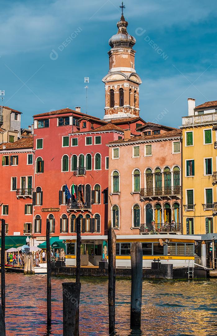 Vista do sino da igreja entre edifícios em Veneza, Itália.