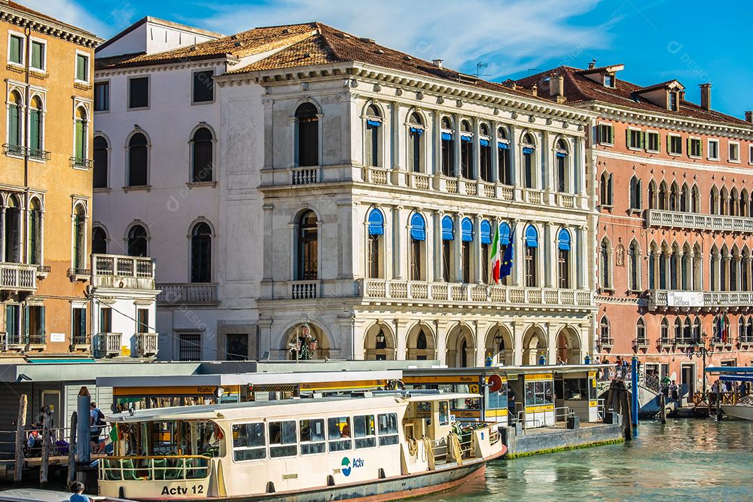 Vista da paragem de vaporetto nos canais de Veneza no verão.