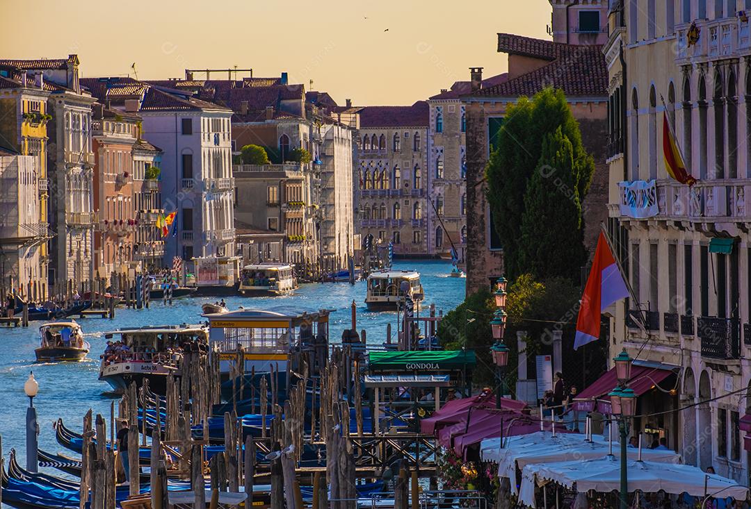 Vista incrível sobre a bela Veneza, Itália. Muitos barcos navegando por um dos canais