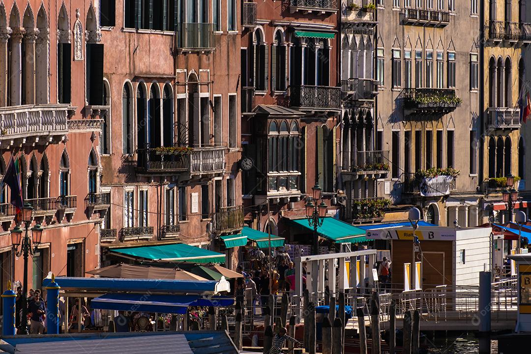 Vista das fachadas de edifícios antigos pitorescos no Grande Canal.