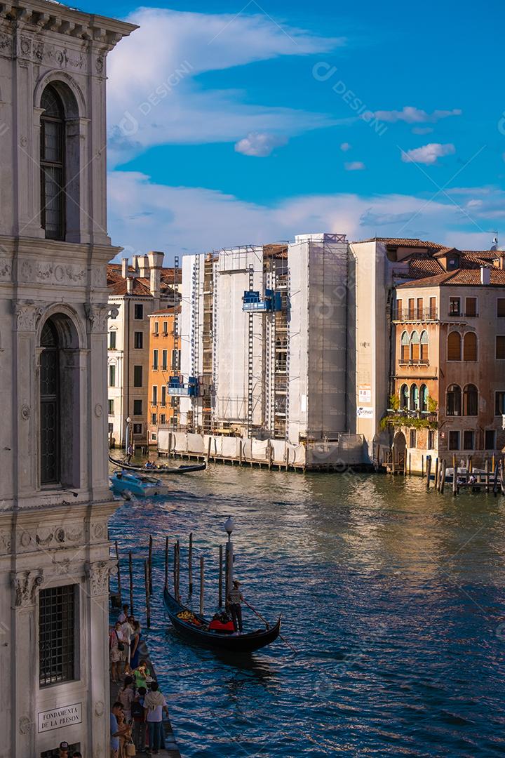 Vista de alto ângulo da cidade de Veneza com barco gôndola passando pelos canais.