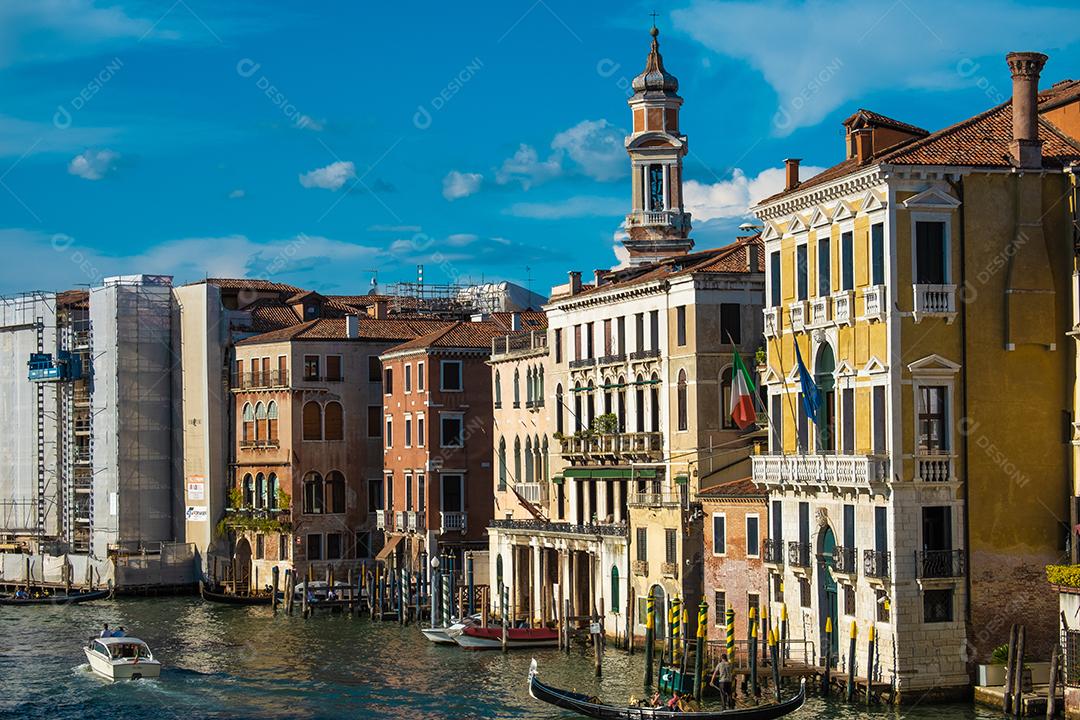 Vista de alto ângulo da cidade de Veneza com barco gôndola passando pelos canais.