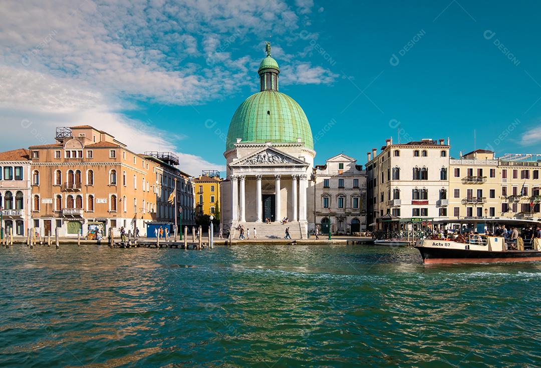 Vista ampla da igreja de San Simeone Piccolo em Veneza, Itália