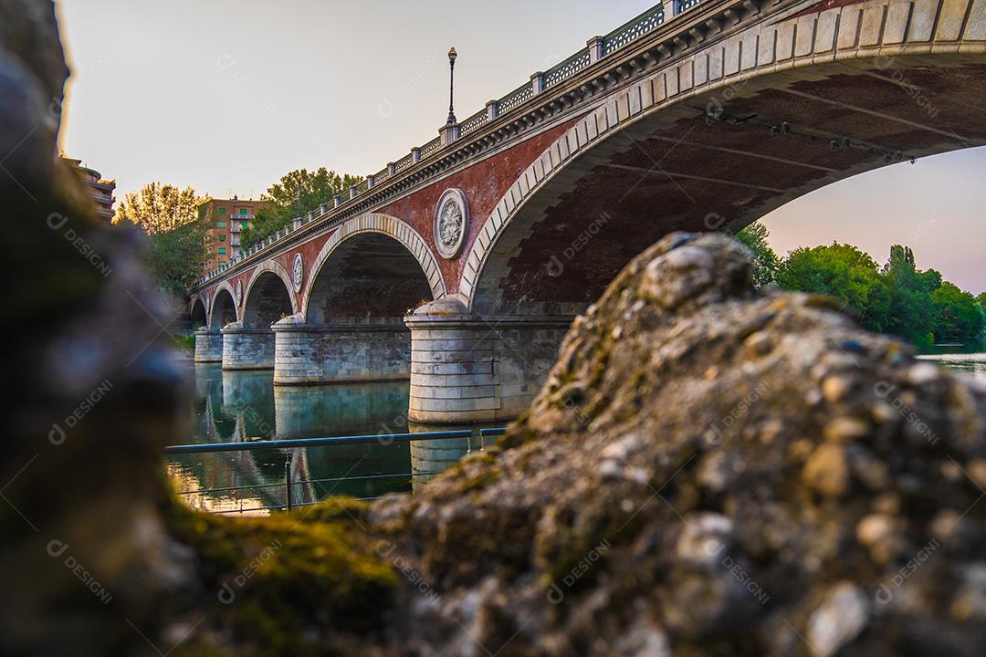 Bela vista por do sol da ponte em arco sobre o rio Po, na cidade de Turim, Itália.