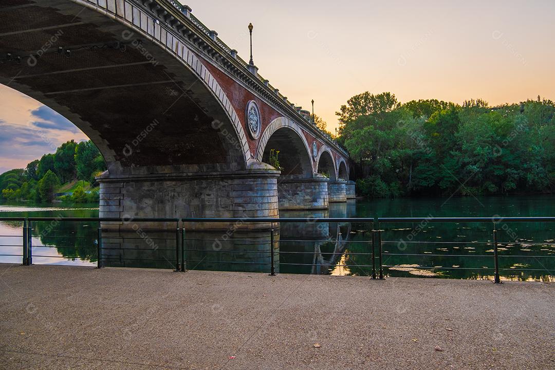 Bela vista por do sol da ponte em arco sobre o rio Po, na cidade de Turim, Itália.