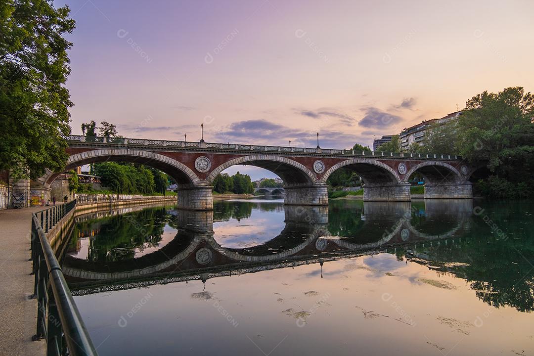 Bela vista por do sol da ponte em arco sobre o rio Po, na cidade de Turim, Itália.