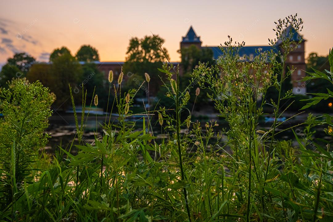 Vista por do sol de um castelo na cidade de Turim nas margens do rio Po com foco seletivo.