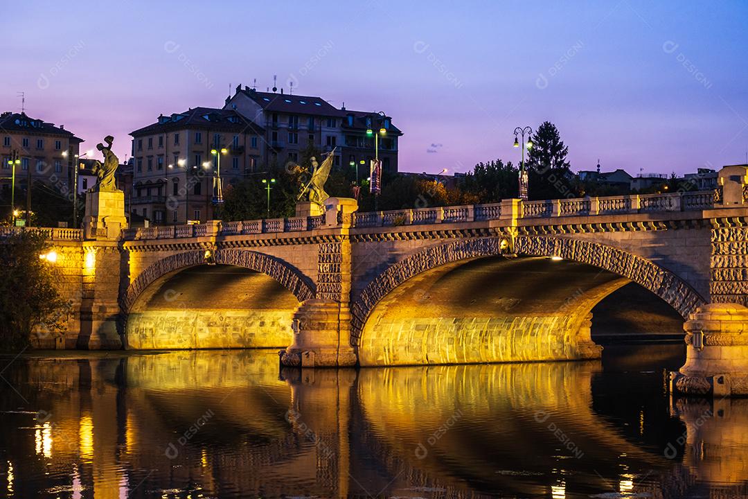 Linda vista noturna da ponte sobre o rio Po, na cidade de Turim, Itália.