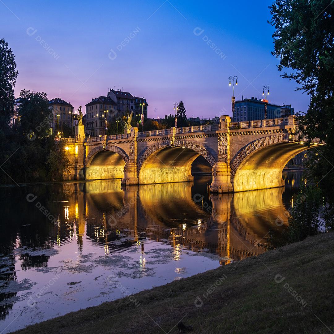 Linda vista noturna da ponte sobre o rio Po, na cidade de Turim, Itália.