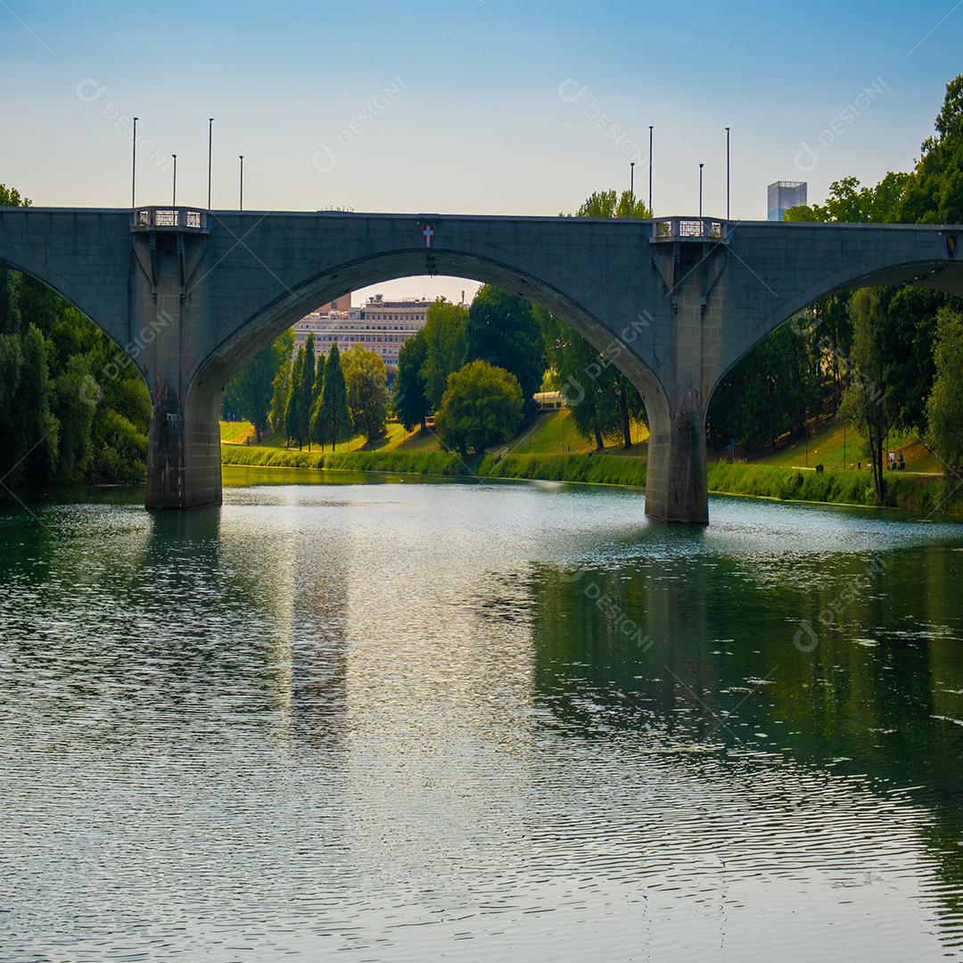 Bela vista do pôr do sol da ponte em arco sobre o rio Po na cidade de Turim, Itália