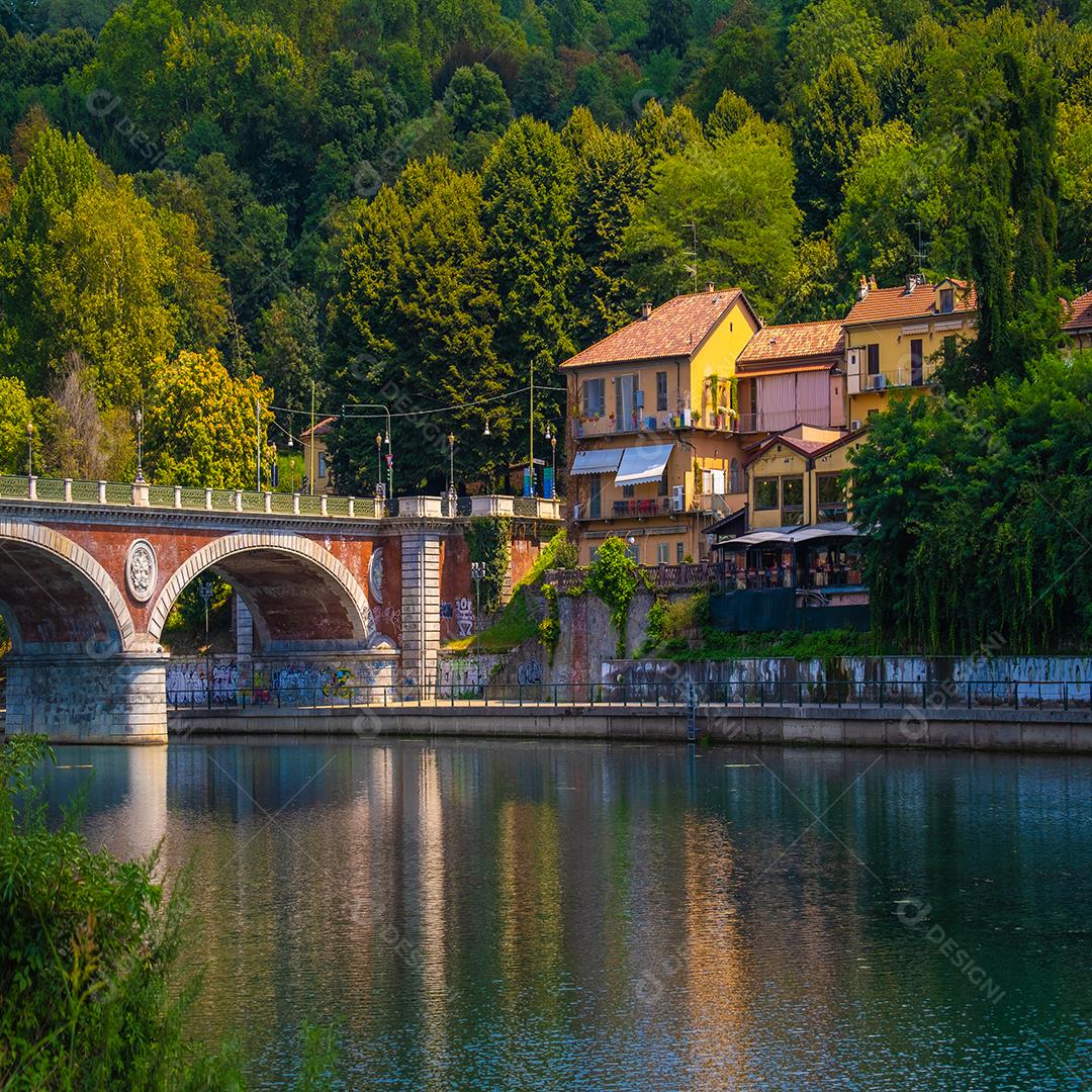 Bela vista por do sol da ponte em arco sobre o rio Po, na cidade de Turim, Itália.