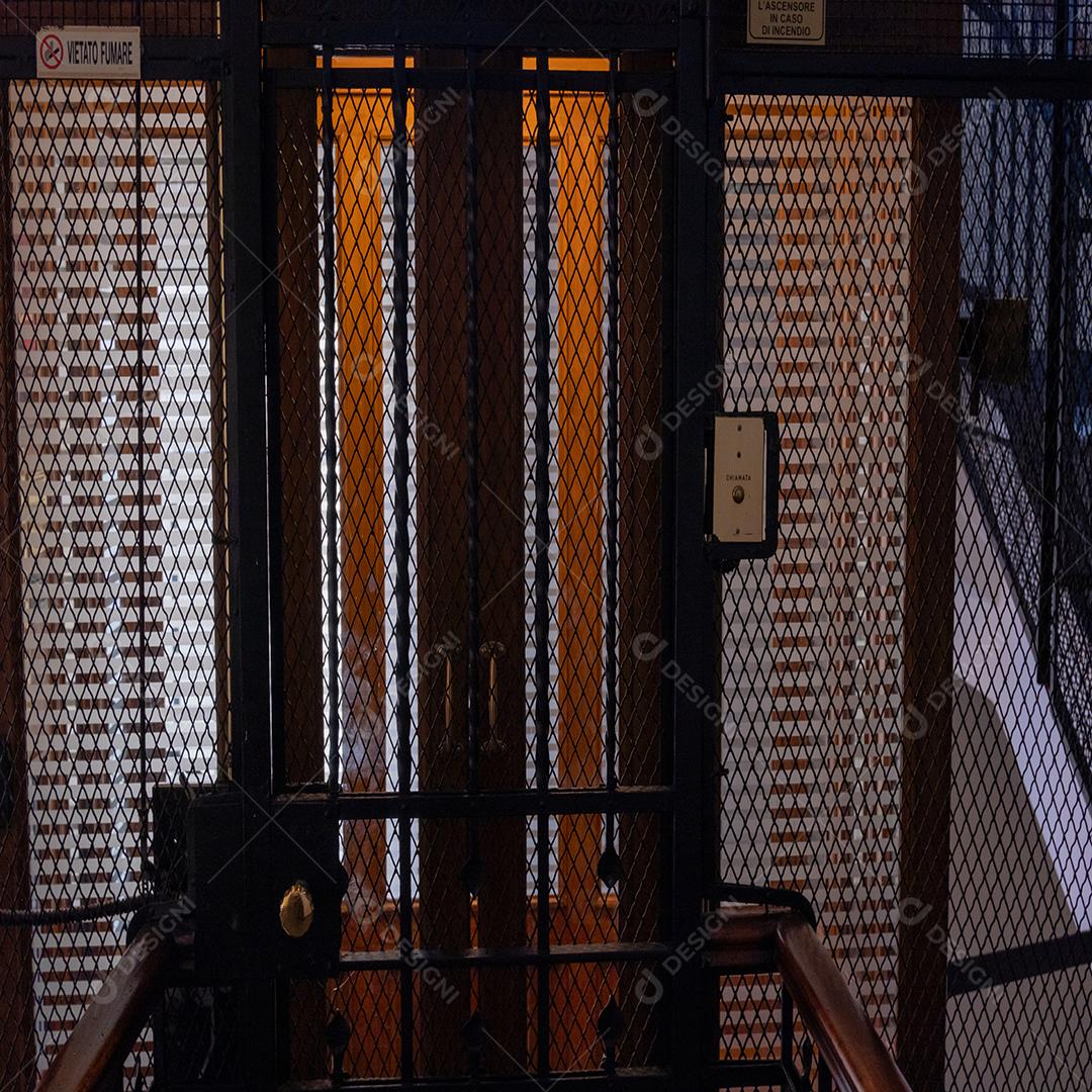 Elevador de madeira antigo em um eixo de metal.