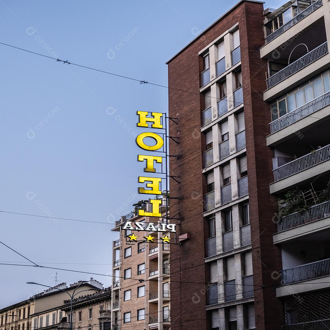 TURIM, ITÁLIA - 21 de agosto de 2021: Vista de sinal de hotel tradicional nas ruas de Turim.