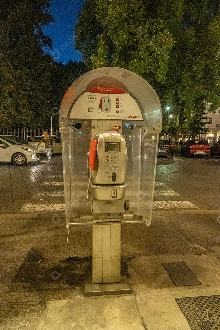Vista da antiga cabine telefônica nas ruas do centro histórico de Turim.