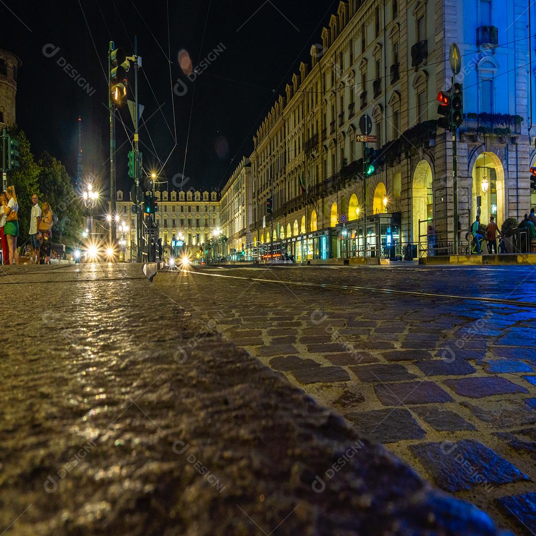 Tiro de longa exposição da bela cidade de Turim à noite.
