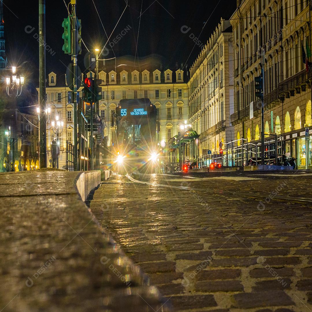 Tiro de longa exposição da bela cidade de Turim à noite.