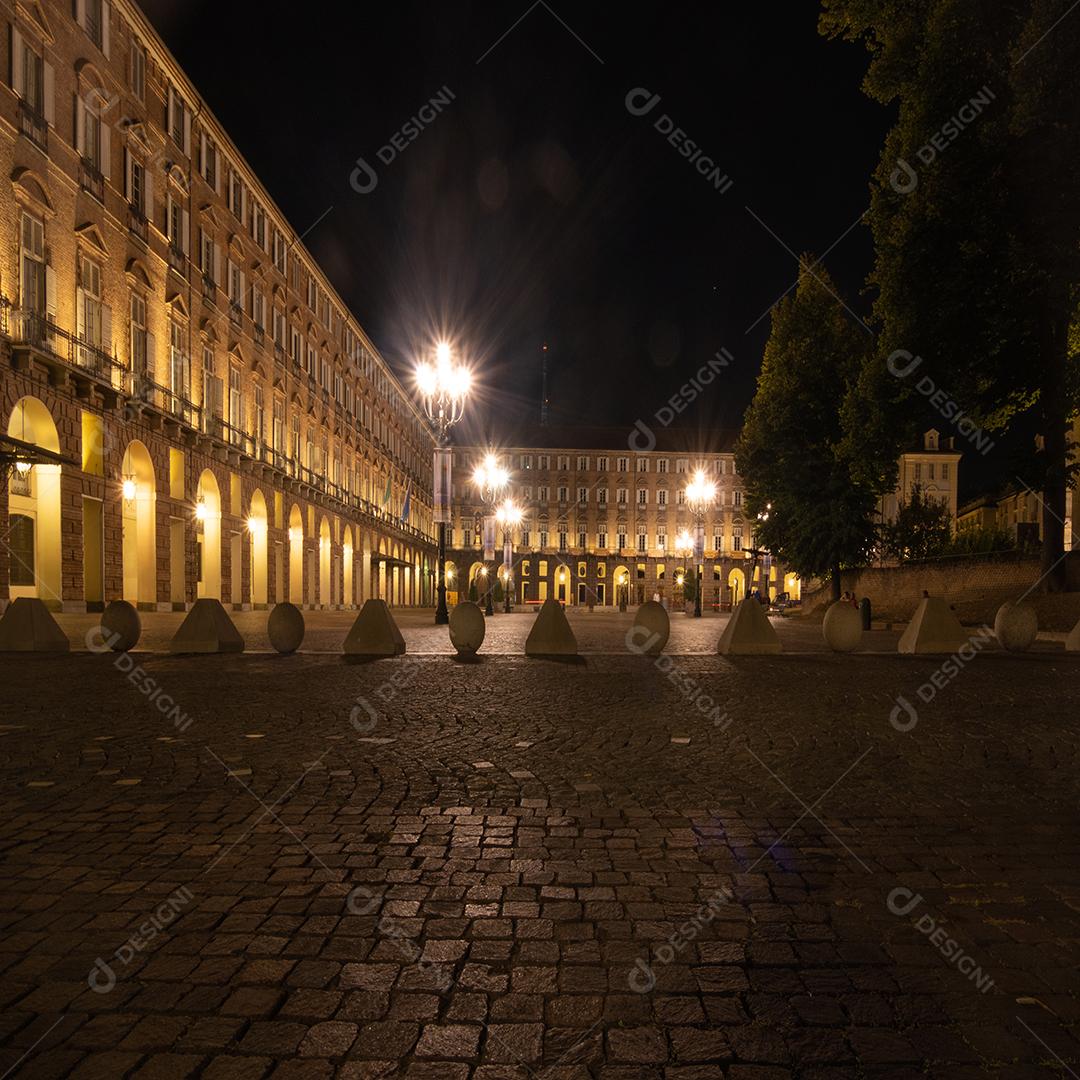 Tiro de longa exposição da bela cidade de Turim à noite.