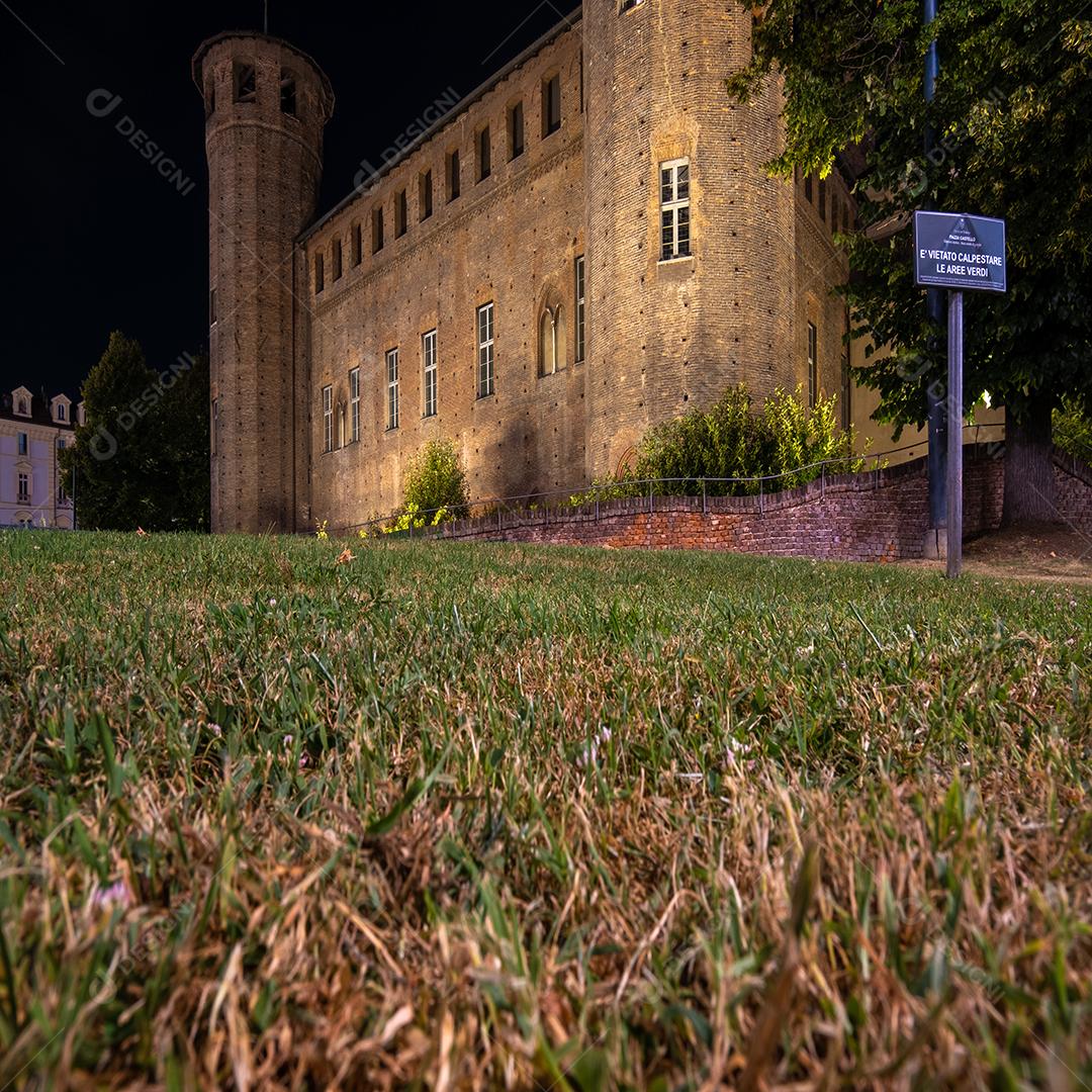 Vista do castelo Piazza Castello à noite nas ruas de Turim