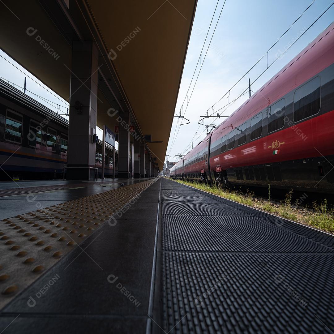 Vista das plataformas da famosa estação de trem Porta Nuova.