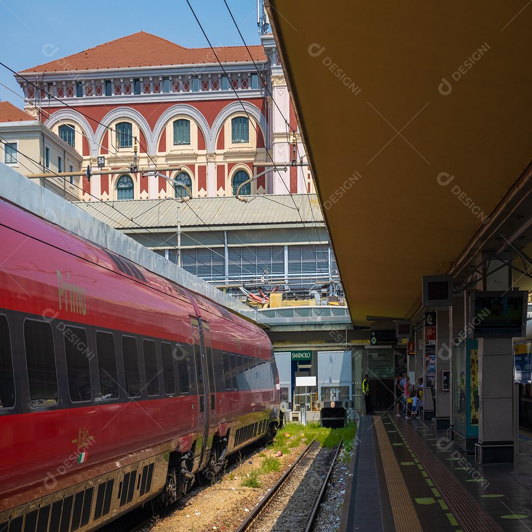 Vista das plataformas da famosa estação de trem Porta Nuova.