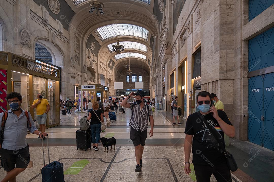 Vista interior da famosa estação de trem Milano Centrale..