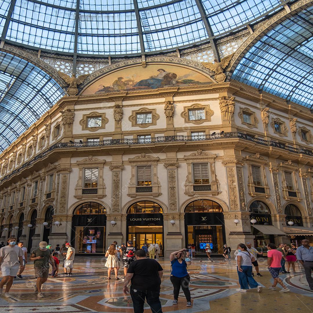 Vista de dentro da Galeria Vittorio Emanuele II em Milão.