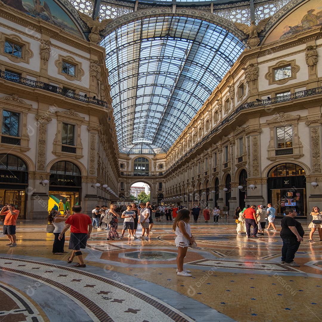 Vista de dentro da Galeria Vittorio Emanuele II em Milão.