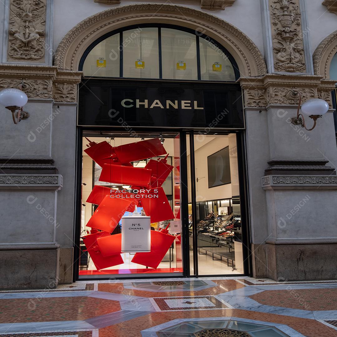 Vista da fachada Chanel Fragrance and Beauty na Galeria de Milão, Itália.