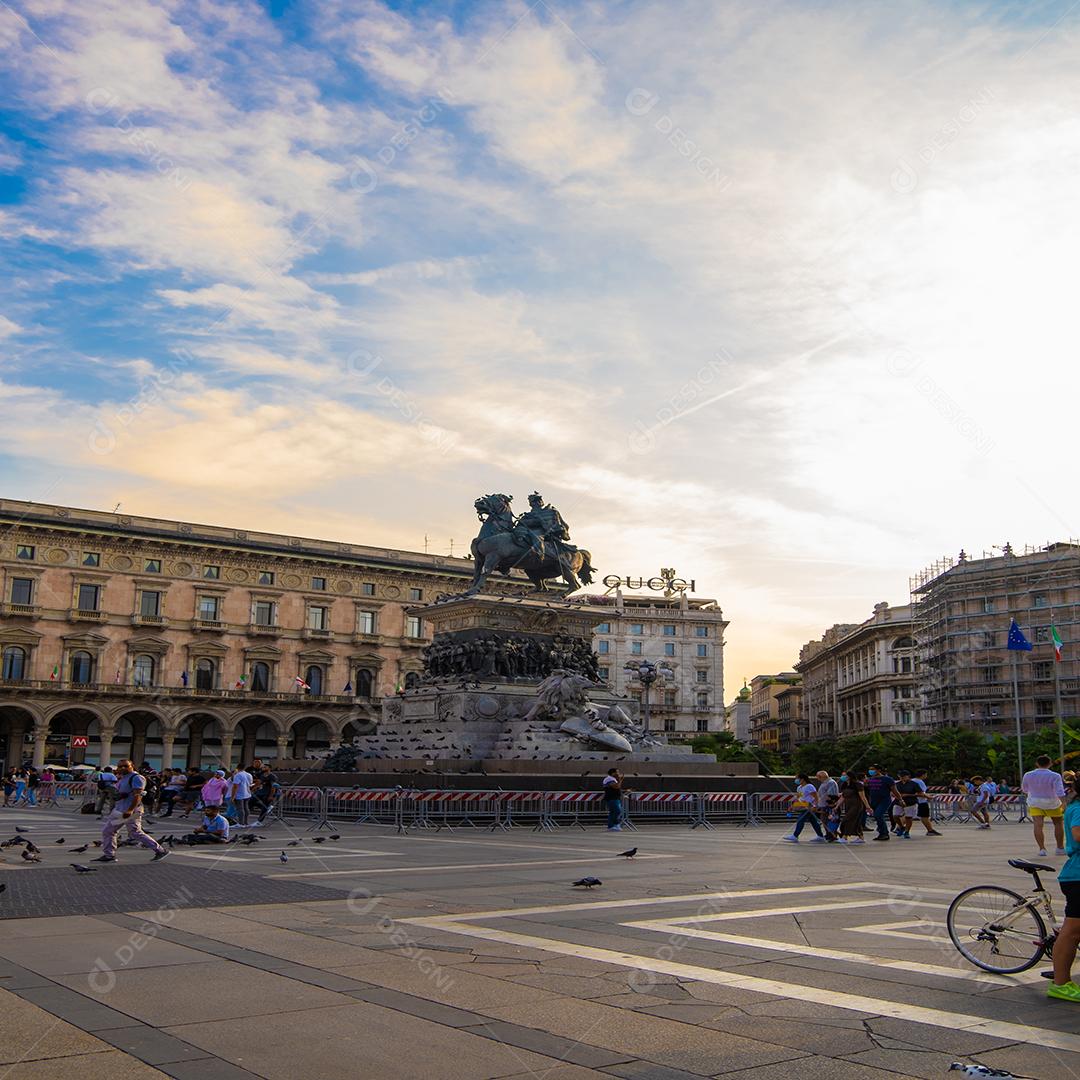Vista de turistas passeando pela área metropolitana de Milão