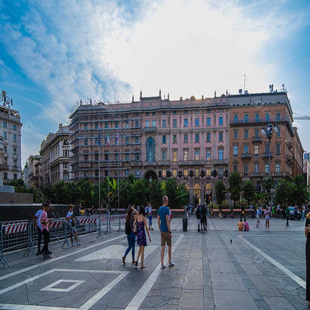 Vista de turistas passeando pela área metropolitana de Milão