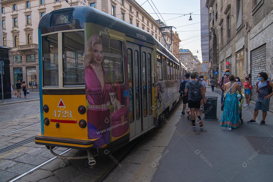 Vista do famoso bonde nas ruas Milão, Itália