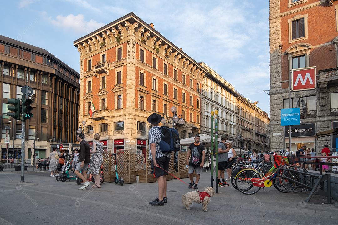 Vista de turistas passeando pela área metropolitana de Milão