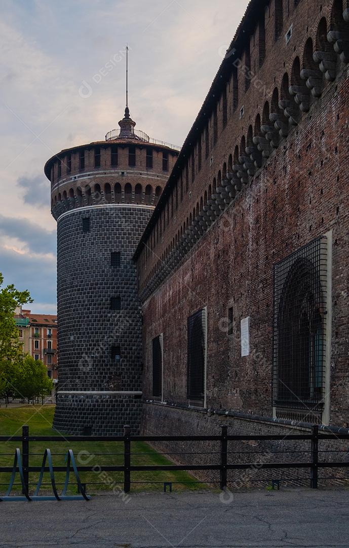 Parede exterior do Castelo de Sforza (Castello Sforzesco) e uma torre de canto em um dia nublado