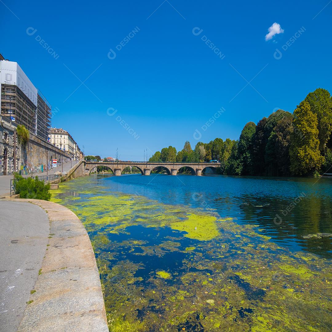 Vista panorâmica do Rio Po em Turim durante o dia.