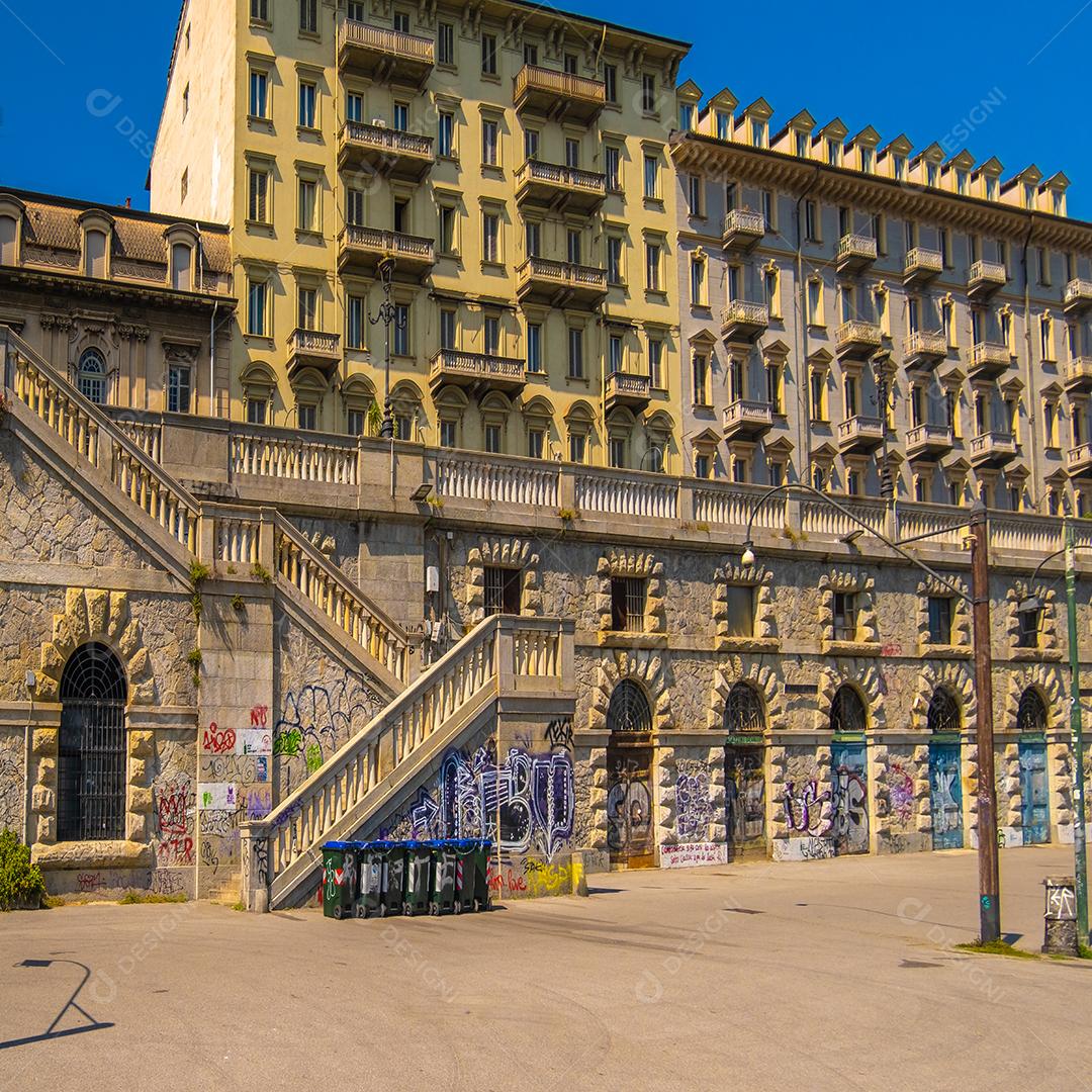 Parte da muralha de Murazzi ao longo do rio Po.