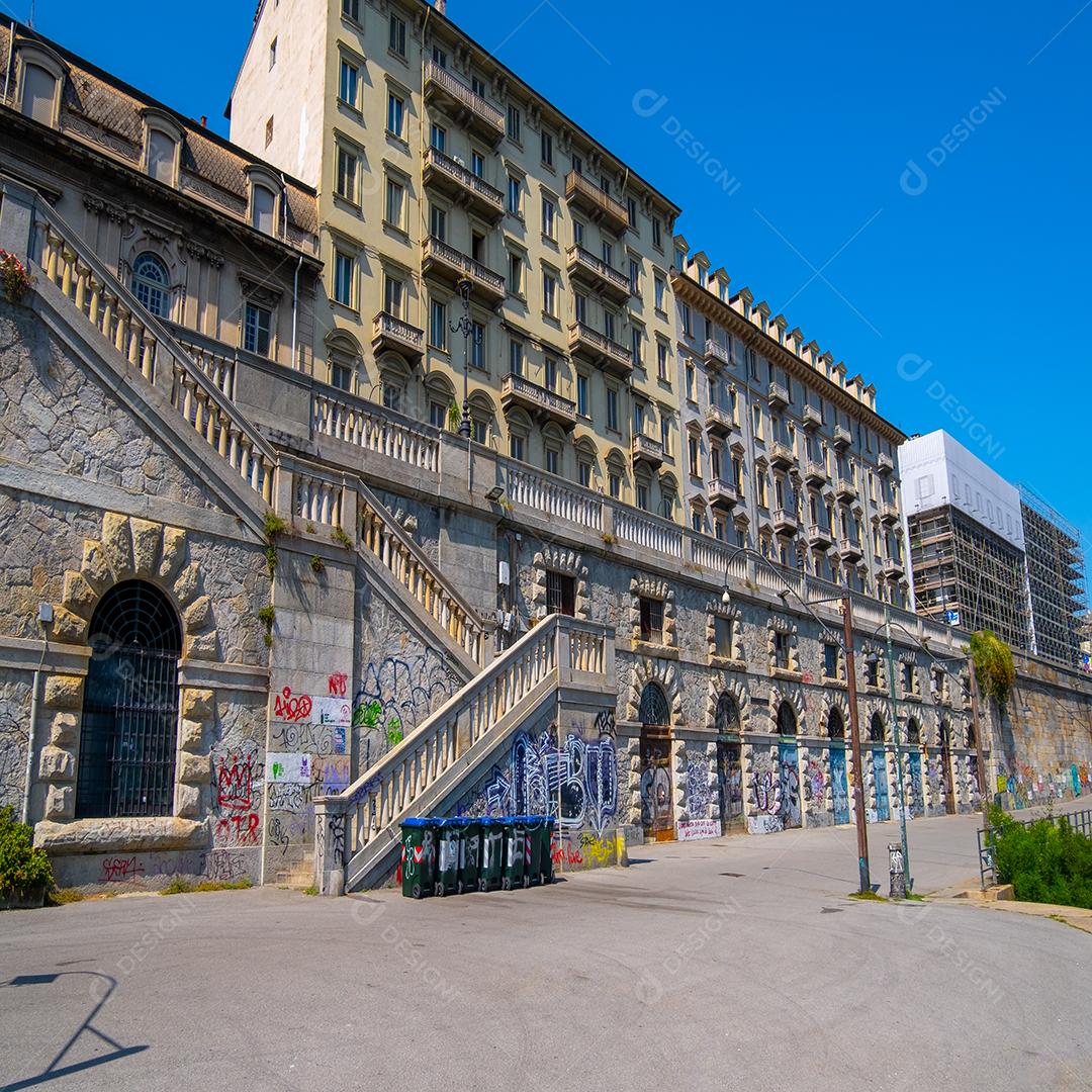 Parte da muralha de Murazzi ao longo do rio Po.