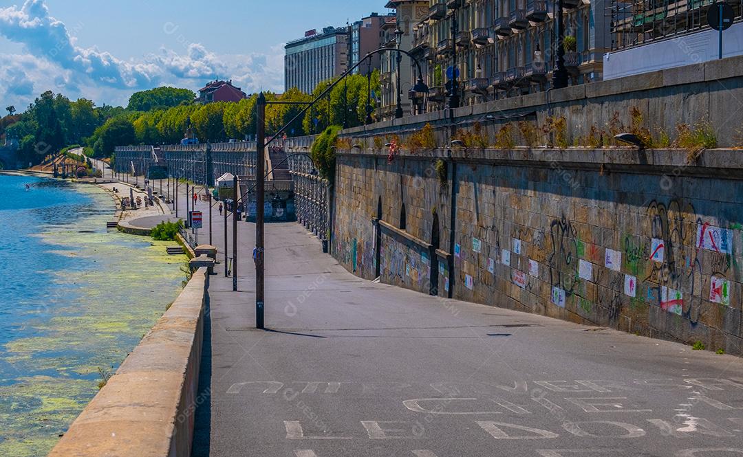 Parte da muralha de Murazzi ao longo do rio Po.