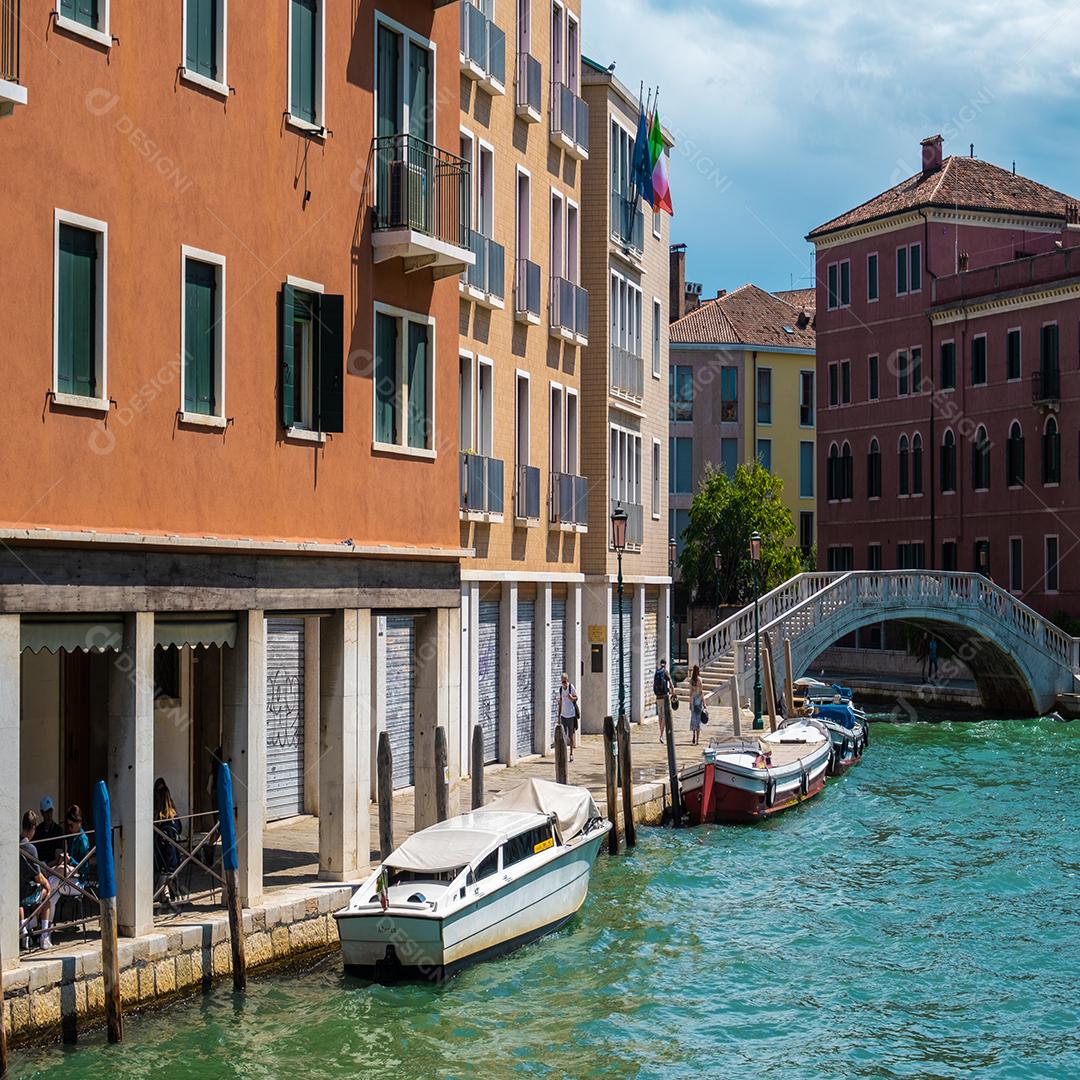 Vista de cima da lata estreita de Veneza