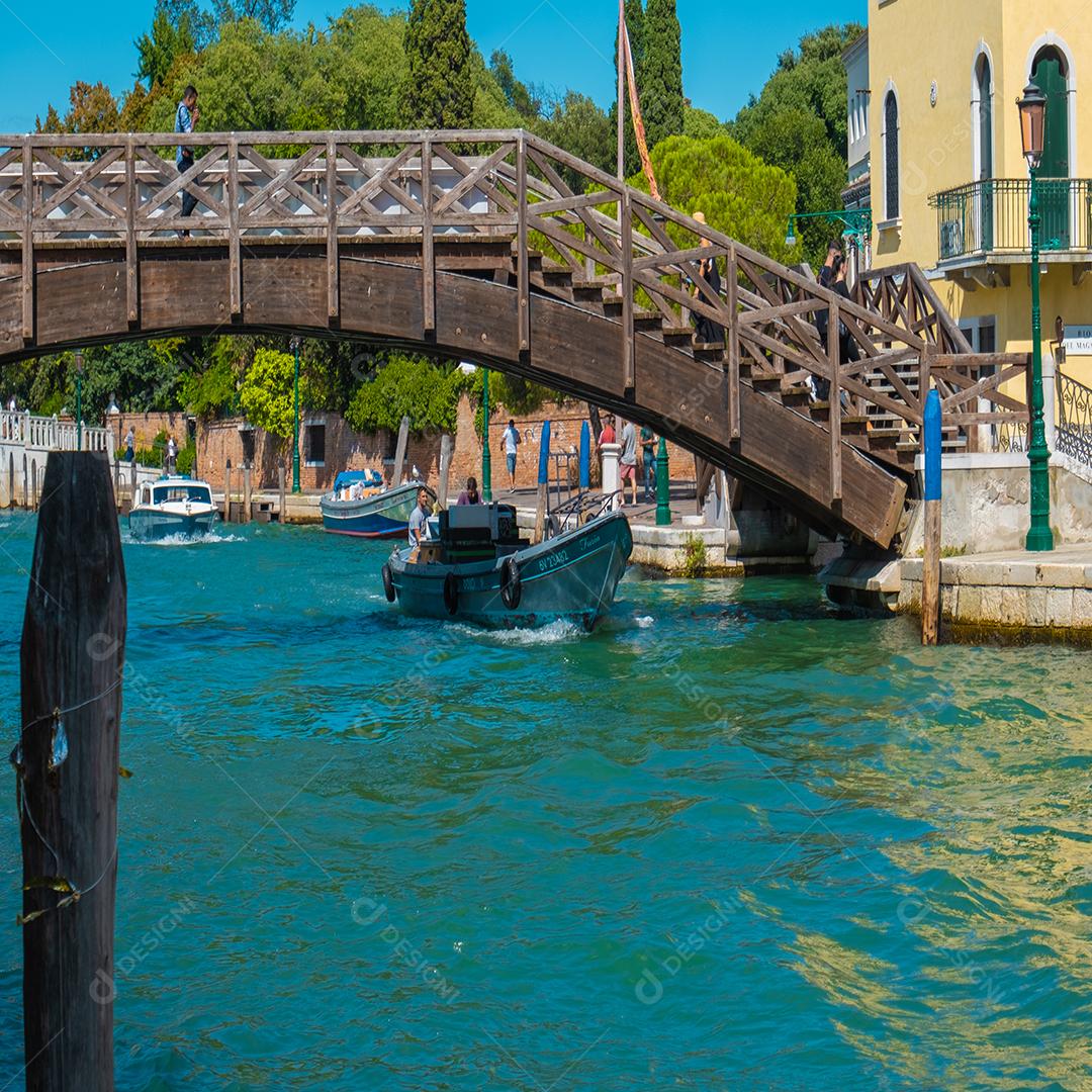 Vista do barco passando sob a ponte dos canais em Veneza.